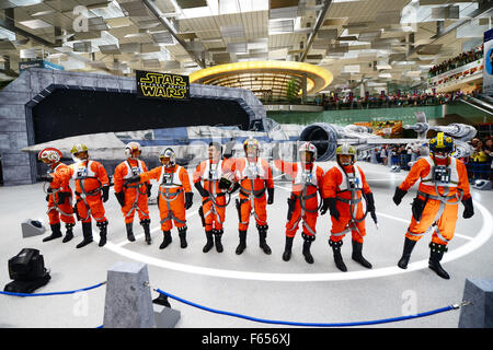 Singapore. Xii Nov, 2015. Gli artisti interpreti o esecutori vestiti come i personaggi del film Guerre Stellari, eseguire durante le guerre stellari, fighters cerimonia di inaugurazione all'Aeroporto Changi di Singapore, su nov. 12, 2015. L'Aeroporto Changi di Singapore il giovedì si è tenuta una cerimonia di inaugurazione per la 2 la vita dei modelli a grandezza naturale di Guerre Stellari, movie aerei da combattimento, X-Wing fighter e TIE Fighter. Allo stesso tempo, All Nippon Airlines (ANA) ha organizzato un tour di media della sua B787 aereo di linea in Star Wars' R2-D2 livrea. Credito: Quindi Chih Wey/Xinhua/Alamy Live News Foto Stock