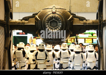 Singapore. Xii Nov, 2015. Gli artisti interpreti o esecutori vestiti come i personaggi del film Guerre Stellari, eseguire durante le guerre stellari, fighters cerimonia di inaugurazione all'Aeroporto Changi di Singapore, su nov. 12, 2015. L'Aeroporto Changi di Singapore il giovedì si è tenuta una cerimonia di inaugurazione per la 2 la vita dei modelli a grandezza naturale di Guerre Stellari, movie aerei da combattimento, X-Wing fighter e TIE Fighter. Allo stesso tempo, All Nippon Airlines (ANA) ha organizzato un tour di media della sua B787 aereo di linea in Star Wars' R2-D2 livrea. Credito: Quindi Chih Wey/Xinhua/Alamy Live News Foto Stock