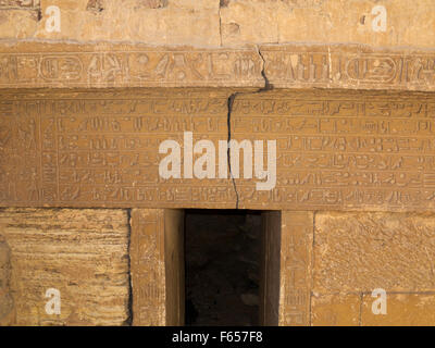 Architrave oltre tomba ingresso con unas Cartouches presso la necropoli di Sakkara noto anche come Saqqara Egitto Foto Stock