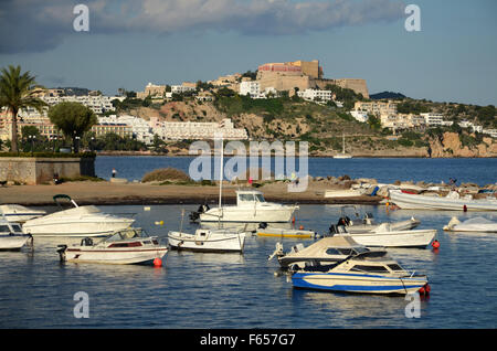 Figueretas con Dalt Vila, la città vecchia a distanza, Ibiza spagna Foto Stock