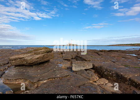 Rocce di Collywell baia vicino a Seaton Sluice, Northumberland, St Mary il faro in distanza, Whitley Bay, Tyne and Wear, Regno Unito Foto Stock