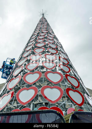 Regno Unito il più alto albero di Natale essendo costruito a Liverpool One Shopping Centre in Liverpool. Foto Stock