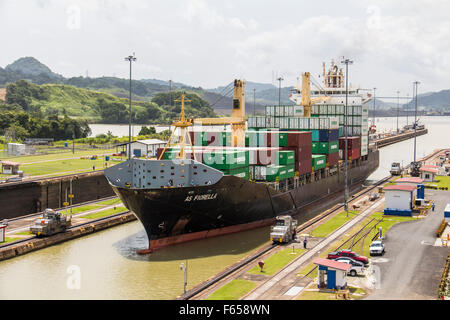 Nave di entrare nel canale di Panama a Miraflores bloccare Foto Stock