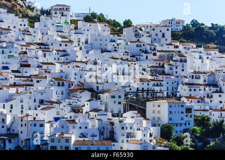 Casares, villaggio bianco andaluso in montagna, Spagna Foto Stock