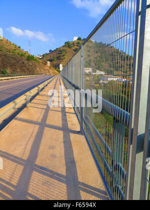 Una protezione in acciaio recinto sul ponte sul fiume Guadalhorce e ferrovia a Alora, Andalusia con una bella prospettiva. Foto Stock