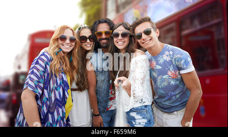 Sorridente hippie amici con selfie stick a Londra Foto Stock