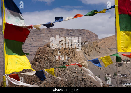 India, Himachal Pradesh, Spiti valley, Dhankar monastero sulla cresta sopra il villaggio visto attraverso la preghiera buddista bandiere Foto Stock