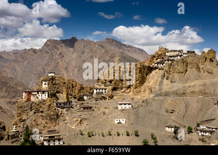 India, Himachal Pradesh, Spiti valley, Dhankar monastero sulla cresta sopra case di villaggio su pendenza ripida Foto Stock