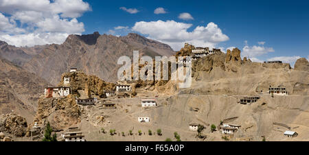 India, Himachal Pradesh, Spiti valley, Dhankar monastero sulla cresta sopra case di villaggio sul pendio ripido, panoramica Foto Stock