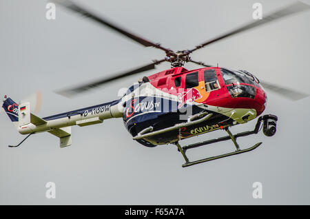 Red Bull - Flying tori Messerschmitt-Bölkow-Blohm-(MBB) BO 105 CBS-5 D-HUDM elicottero a filmare il Red Bull Air Race a Ascot Foto Stock