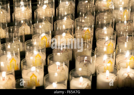 Candele nella cattedrale di Chartres, Eure-et-Loir, centro-Val de Loire, Francia Foto Stock