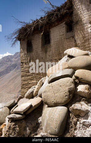 India, Himachal Pradesh, Spiti valley, Dhankar village, mani pietre esterno Costruito tradizionalmente tetto piatto house Foto Stock