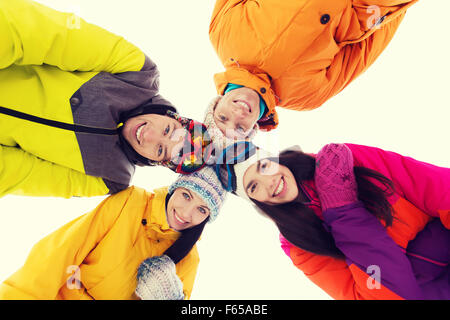 Happy amici in maschere da sci all'aperto Foto Stock