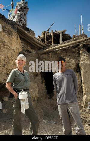 India, Himachal Pradesh, Spiti valley, turistico e guida al monastero di Dhankar vecchia torre Foto Stock