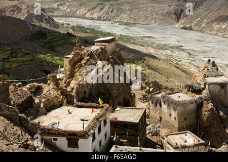 India, Himachal Pradesh, vista in elevazione della Spiti River Valley e sui tetti del villaggio dal monastero di Dhankar Foto Stock