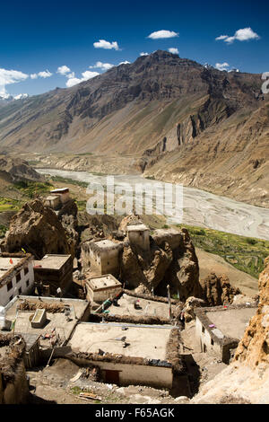 India, Himachal Pradesh, vista in elevazione della Spiti River Valley e sui tetti del villaggio dal monastero di Dhankar Foto Stock