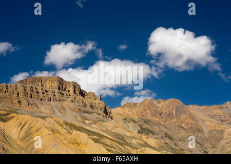 India, Himachal Pradesh, Spiti valley, Shego, rocky deserto freddo cliff contro il cielo blu Foto Stock