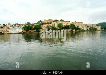 India Rajasthan, Udaipur cityscape da Jag Mandir Palace nel lago Pichola Foto Stock