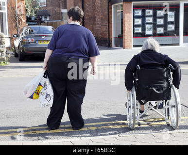 Obesi e donna disabile. Foto Stock