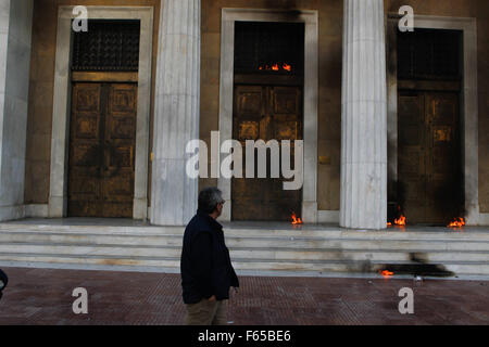 Atene, Grecia. Xii Nov, 2015. Manifestanti gettare benzina bomba nella banca nazionale durante un rally in Atene. Quasi 25.000 persone avevano partecipato a tre manifestazioni distinte nel centro di Atene, secondo la polizia figure, protestando un nuovo round di bailout fiscali in relazione alle escursioni e tagli di spesa. Credito: Aristidis Vafeiadakis/ZUMA filo/Alamy Live News Foto Stock