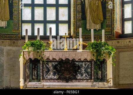 Altare in Ravenna basilica cristiana costruita nella prima metà del sesto secolo Foto Stock