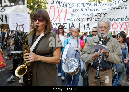 Atene, Grecia. Xii Nov, 2015. I manifestanti gridare slogan durante una 24-ora a livello nazionale sciopero generale in Atene. Quasi 25.000 persone avevano partecipato a tre manifestazioni distinte nel centro di Atene, secondo la polizia figure, protestando un nuovo round di bailout fiscali in relazione alle escursioni e tagli di spesa. Credito: Aristidis Vafeiadakis/ZUMA filo/Alamy Live News Foto Stock