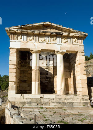 Tempio di Apollo st Delphi UNESCO World Heritage Site grecia Europa la luna può essere visto nel cielo blu Foto Stock