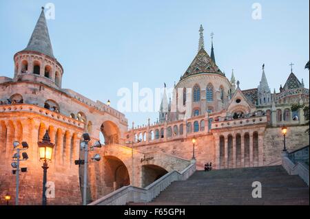 Il bastione dei pescatori al tramonto, costruito tra il 1895 e il 1902 in stile neo-stile romantico, Budapest, Ungheria Foto Stock