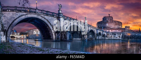 Ponte di ornati e Ponte SantAngelo illuminata di notte, Roma, Italia Foto Stock