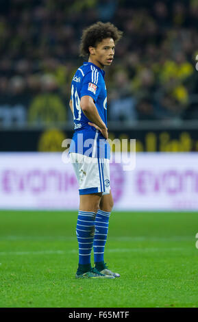 Dortmund, Germania. 08 Nov, 2015. Schalke's Leroy sane durante la Bundesliga tedesca partita di calcio tra Borussia Dortmund e FC Schalke 04 al Signal Iduna Park di Dortmund, Germania, 08 novembre 2015. Foto: Guido Kirchner/dpa/Alamy Live News Foto Stock