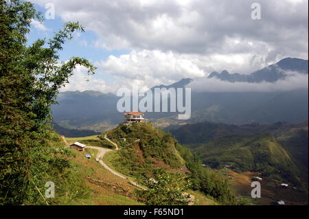 Bellissimo paesaggio di montagna con la casa. Cat Cat villaggio di Muong Hoa Valley vicino a Sapa, Lao Cai Provincia, Vietnam Asia Foto Stock