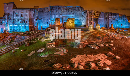 Italia, Roma Fori Imperiali (Foro di Nerva), le rovine romane. Foto Stock