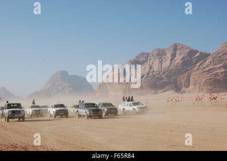 Corsa di cammelli nel Wadi Rum, Giordania Foto Stock