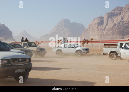 Corsa di cammelli nel Wadi Rum, Giordania Foto Stock