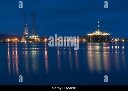 Impianti di trivellazione del petrolio ormeggiata in Cromarty Firth in Invergordon al crepuscolo, Ross-shire, Scotland, Regno Unito. Foto Stock