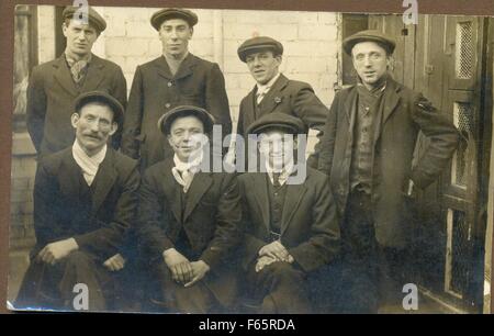 Cartolina fotografica dei minatori Durham in abiti migliori circa 1905 Foto Stock