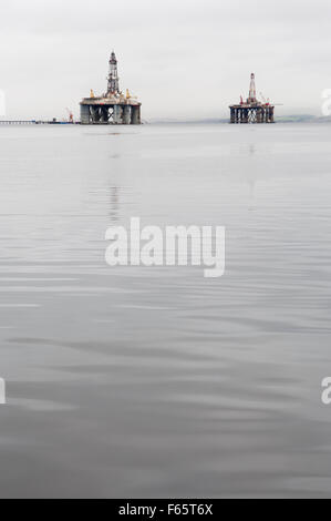 Impianti di trivellazione del petrolio ormeggiata in Cromarty Firth, Ross-shire, Scotland, Regno Unito. Foto Stock