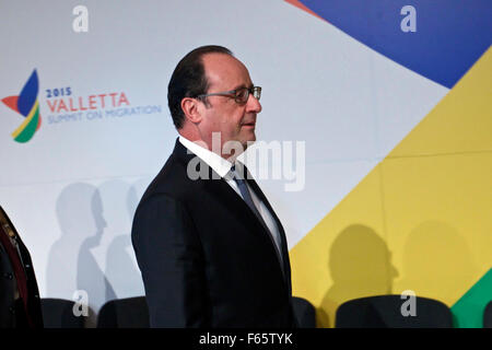 La Valletta, Malta. Xii Nov, 2015. Il Presidente francese Francois Hollande è raffigurato nella seconda giornata del Vertice di La Valletta sulla migrazione a La Valletta, Malta, 12 novembre 2015. Il Presidente della Commissione Europea Jean Claude Juncker ha lanciato qui giovedì emergenza trust fund per fornire stabilità e ristabilire le cause di migrazione irregolare e di sfollati in Africa. Credito: Jin Yu/Xinhua/Alamy Live News Foto Stock