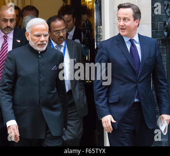 A Downing Street, Londra, 12 novembre 2015. Primo Ministro britannico David Cameron lascia Downing Street con il suo omologo indiano Narendra Modi, sul loro modo ad una conferenza stampa presso il Foreign Office. Credito: Paolo Davey/Alamy Live News Foto Stock