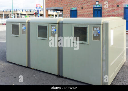 Lock-up dello spazio di archiviazione per le biciclette in corrispondenza di una linea di diramazione stazione ferroviaria Foto Stock