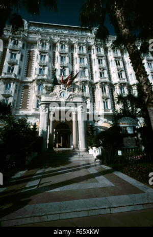 AJAXNETPHOTO. CANNES, Francia. - COTE D'AZUR RESORT HOTEL - Facciata del Carlton Inter Continental Hotel vicino la CRIOSETTE. foto:JONATHAN EASTLAND/AJAX REF:00002 Foto Stock