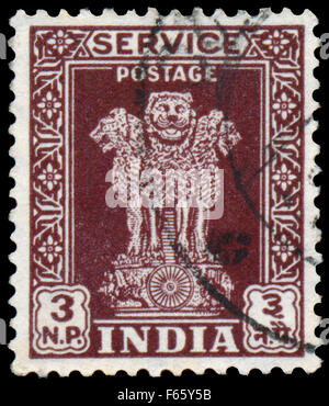 INDIA - circa 1958: timbro stampato in India mostra quattro leoni indiano capitale del pilastro Ashoka, circa 1958. Foto Stock