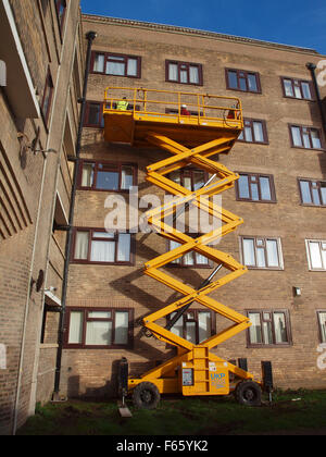 Newcastle Upon Tyne, Regno Unito. 12 novembre 2015. Regno Unito: meteo soleggiate di Tynemouth lavoratori come utilizzare una piattaforma per pulire le finestre dopo i lavori di ristrutturazione è stato completato su un complesso di appartamenti. Credito: James Walsh Alamy/Live News Foto Stock