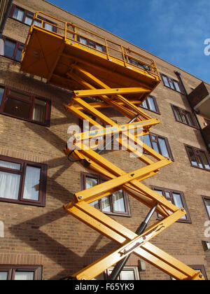 Newcastle Upon Tyne, Regno Unito. 12 novembre 2015. Regno Unito: meteo soleggiate di Tynemouth lavoratori come utilizzare una piattaforma per pulire le finestre dopo i lavori di ristrutturazione è stato completato su un complesso di appartamenti. Credito: James Walsh Alamy/Live News Foto Stock