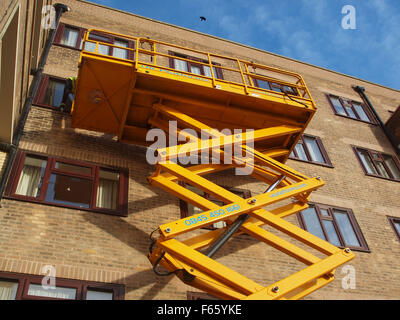 Newcastle Upon Tyne, Regno Unito. 12 novembre 2015. Regno Unito: meteo soleggiate di Tynemouth lavoratori come utilizzare una piattaforma per pulire le finestre dopo i lavori di ristrutturazione è stato completato su un complesso di appartamenti. Credito: James Walsh Alamy/Live News Foto Stock