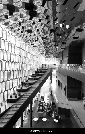 Dettaglio della facciata interna e tetto di Harpa Concert Hall in verticale a Reykjavik in bianco e nero Foto Stock