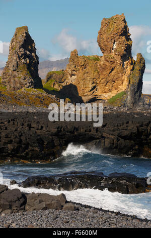 Esculptures naturale di rocce basaltiche e Oceano Atlantico settentrionale in Islanda mare costa Foto Stock
