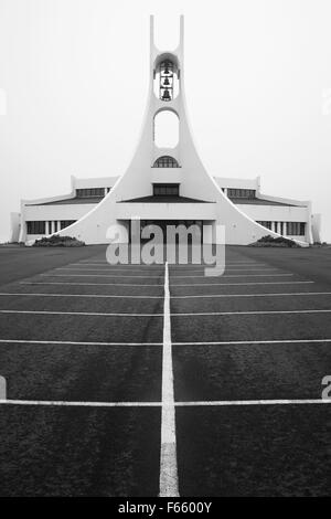 Chiesa moderna di Stykkisholmur Snaefellsnes in Islanda contro il cielo bianco Foto Stock