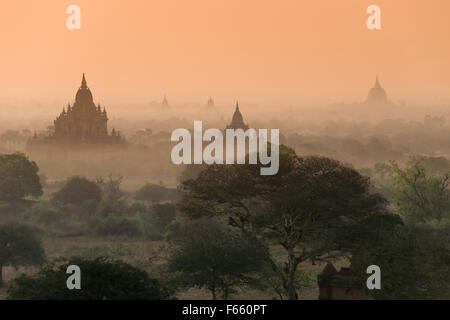 Golden sunrise su Bagan pagode in Myanmar Foto Stock