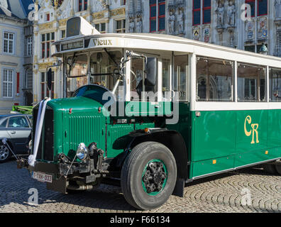 Il vecchio autobus al di fuori del Palazzo Provinciale in piazza del mercato di Bruges Fiandre Occidentali Belgio Foto Stock